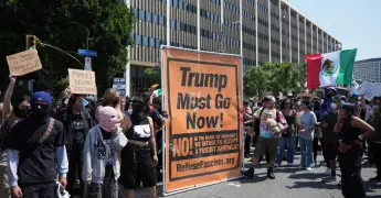 Secretaria de Seguridad de EEUU acusa a Sheinbaum de alentar las protestas de Los Ángeles