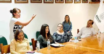Capacitan a funcionarios sobre DH
