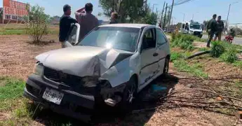 Chocan tres vehículos en lateral de Carr. ´57