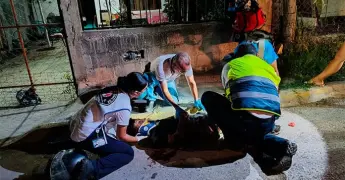 Derrapa motociclista y se fractura la tibia