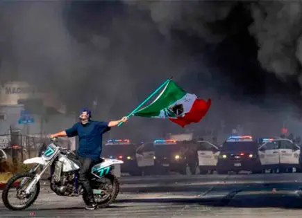 Debate en redes por manifestante con bandera mexicana en protestas ICE Los Ángeles