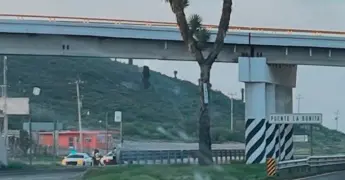 Cuelgan cuerpo en puente de la carretera 57