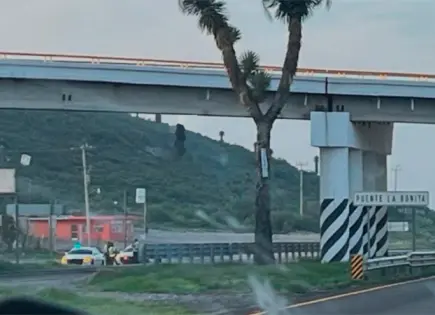 Cuelgan cuerpo en puente de la carretera 57