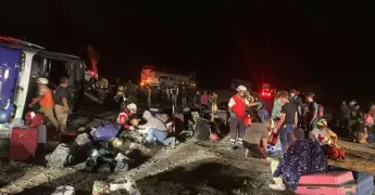 Tragedia en carretera; 2 muertos y 17 heridos