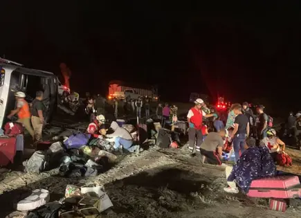 Tragedia en carretera; 2 muertos y 17 heridos