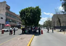 Fotos | Jubilados de la FGE bloquean Eje Vial