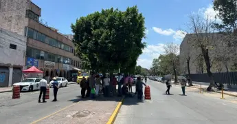 Fotos | Jubilados de la FGE bloquean Eje Vial