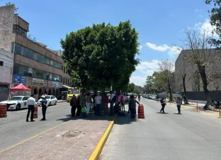 Fotos | Jubilados de la FGE bloquean Eje Vial