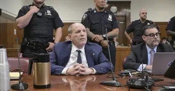 Jurado revisa correos electrónicos de acusadora de Weinstein