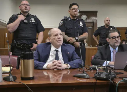 Jurado revisa correos electrónicos de acusadora de Weinstein