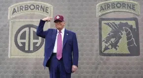 Trump presencia demostración del Ejército en Fort Bragg
