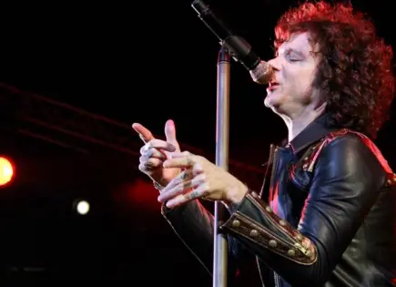 Bunbury genera controversia al arrebatar celulares a fans durante su presentación en México