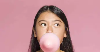 Consejos prácticos para eliminar chicle de tus prendas favoritas