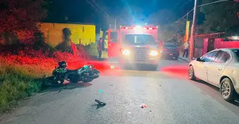 Derrapa motociclista; queda lesionado