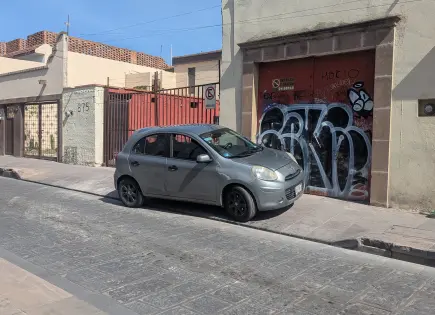 Auto invade banqueta y cochera en el Centro Histórico