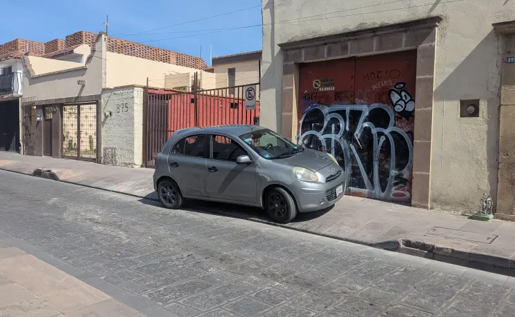 Auto invade banqueta y cochera en el Centro Histórico