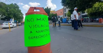 Protestan policías jubilados en la FGE