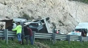 Vuelca tráiler en la 57, cerca de Santa María