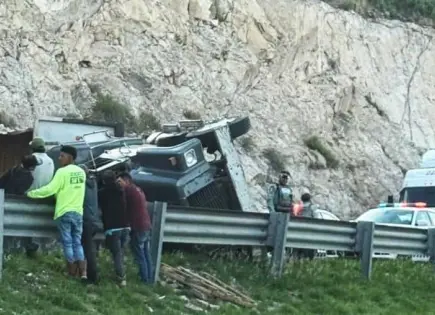 Vuelca tráiler en la 57, cerca de Santa María