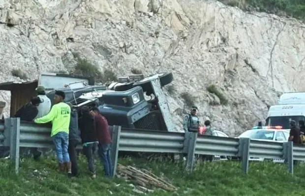 Vuelca tráiler en la 57, cerca de Santa María