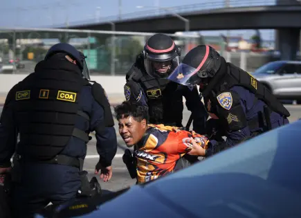 Arrestan a más de 20 personas tras toque de queda en Los Ángeles