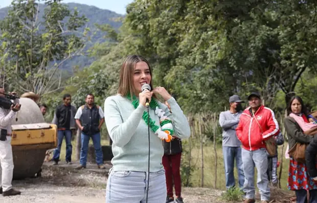 Bota chamba en el Senado Ruth González