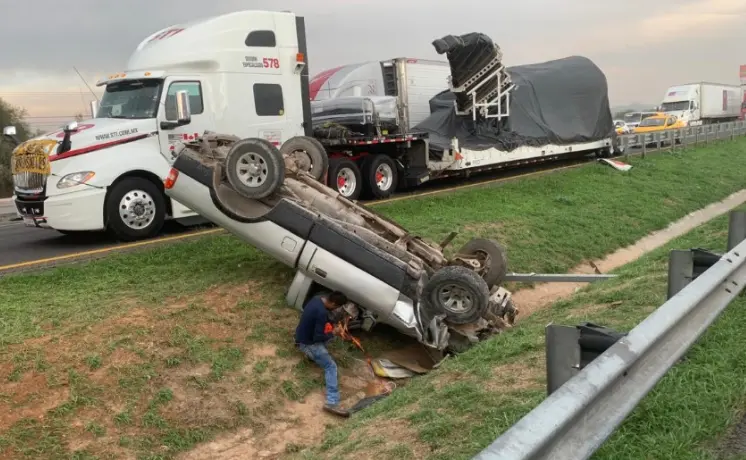 Volcadura en la carretera 57 deja solo daños materiales cerca del puente Dolores