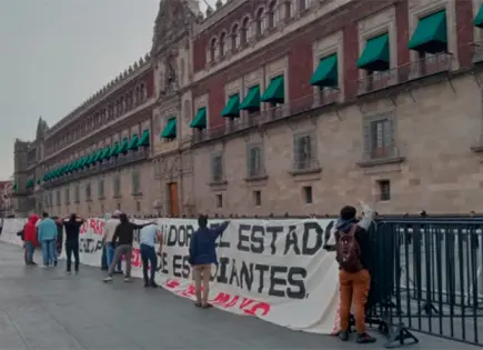 Estudiantes normalistas de Chiapas irrumpen en Palacio Nacional