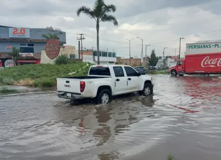 Tras lluvia, sufren acumulación de agua en vías de Soledad