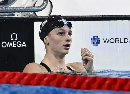 Summer McIntosh rompe récord mundial por tercera vez en natación