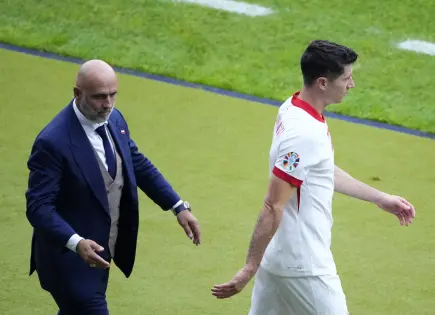 Renuncia el entrenador de Polonia tras disputa con Robert Lewandowski