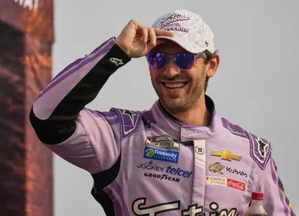 Daniel Suárez lidera la carrera de NASCAR en México