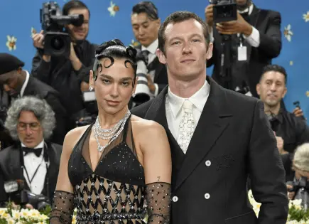 Dua Lipa confirma su compromiso con el actor Callum Turner