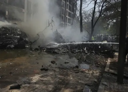 Sobreviviente del choque de avión de Air India camina entre escombros Sobreviviente del choque de avión de Air India camina entre escombros