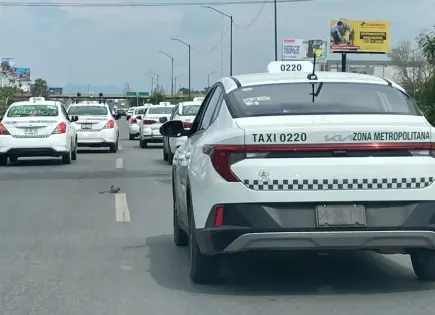 Caravana de taxistas provoca dificultades viales en carretera 57