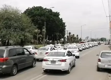 Caravana de taxistas provoca dificultades viales en carretera 57