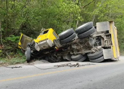 Vuelca cami&oacute;n materialista en carretera libre Valles-Tampico