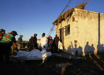 Presidente Cyril Ramaphosa evalúa daños por devastadoras inundaciones en Sudáfrica