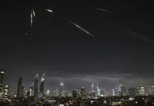 Responde Irán con cientos de misiles hacia Israel