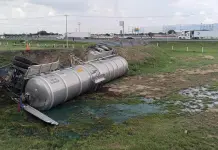 Vuelca tr&aacute;iler que transportaba di&eacute;sel en cruce de carretera 80