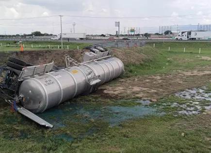 Vuelca tráiler que transportaba diésel en cruce de carretera 80 Vuelca tráiler que transportaba diésel en cruce de carretera 80