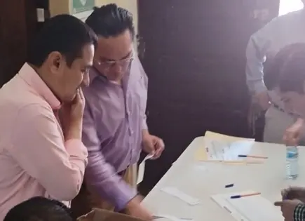 Como niños de escuela, quitan celular a funcionarios