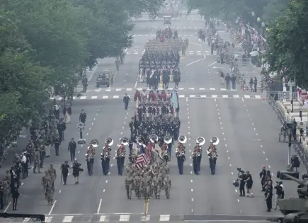 Desfile militar recorre Washington con presencia de Trump y protestas