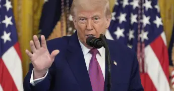 Gobierno de Trump expone a medios por difundir noticias falsas