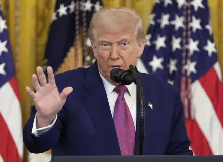 Trump ordena ampliar esfuerzos para deportar migrantes en EEUU