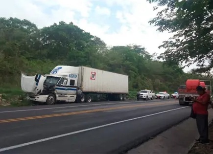 Solo daños materiales en accidente de tráiler
