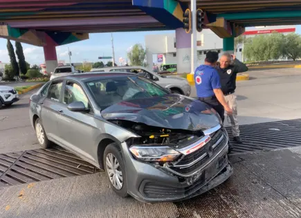 Solo daños por choque entre dos vehículos en Salvador Nava y Chapultepec Solo daños por choque entre dos vehículos en Salvador Nava y Chapultepec