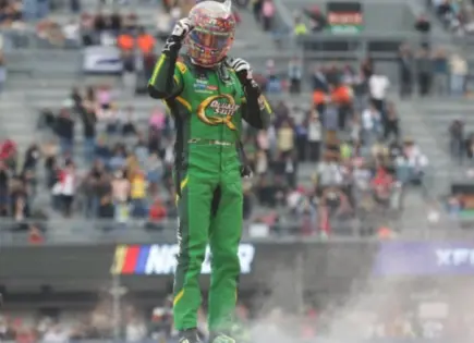 Daniel Suárez hace historia al ganar la NASCAR Xfinity Series en México