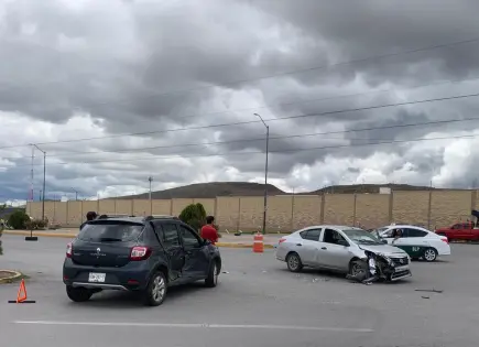Choque deja solo da&ntilde;os materiales en la zona de la Fenapo