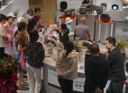 Aumentan ventas minoristas en China ante desaceleración industrial
